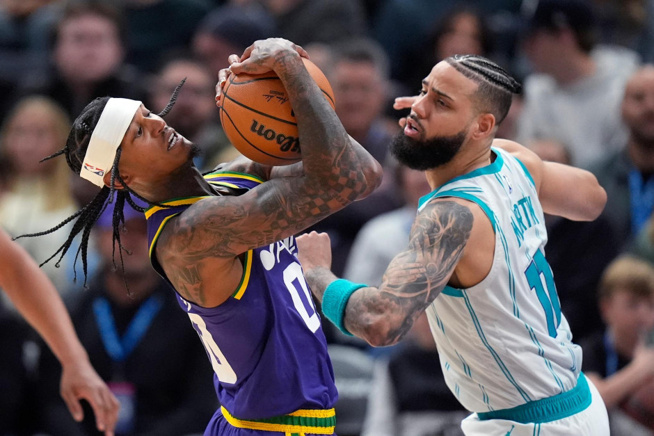 关于爵士队主场战胜黄蜂队，米切尔表现神勇砍下+的信息