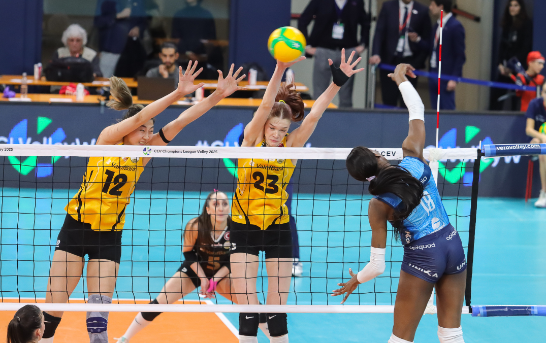 包含欧洲杯女球队淘汰赛紧张激烈球迷热情高涨的词条