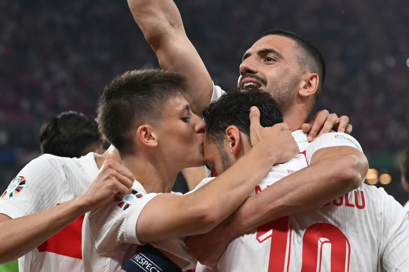 包含双方实力相当，球场上掀起了激烈的角逐的词条