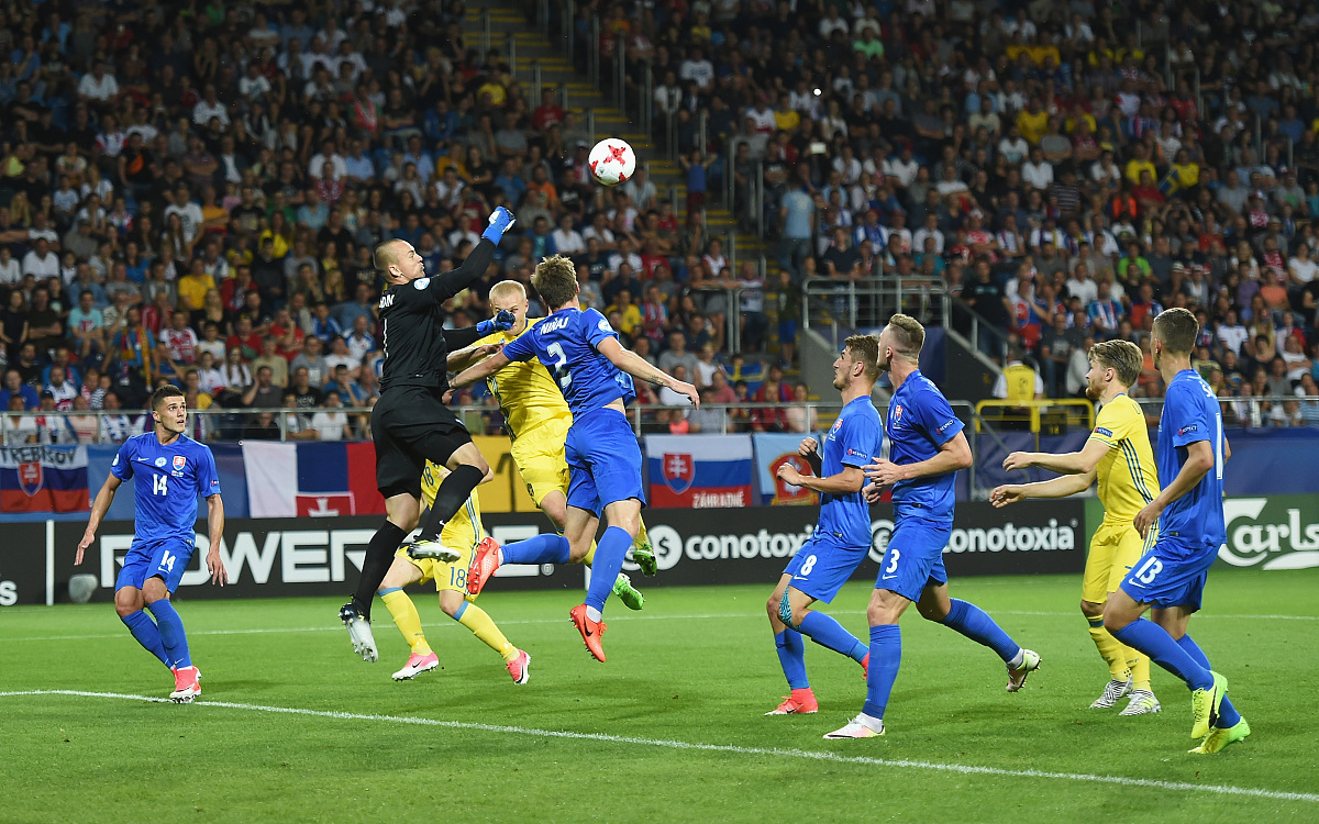 包含双方实力相当，球场上掀起了激烈的角逐的词条