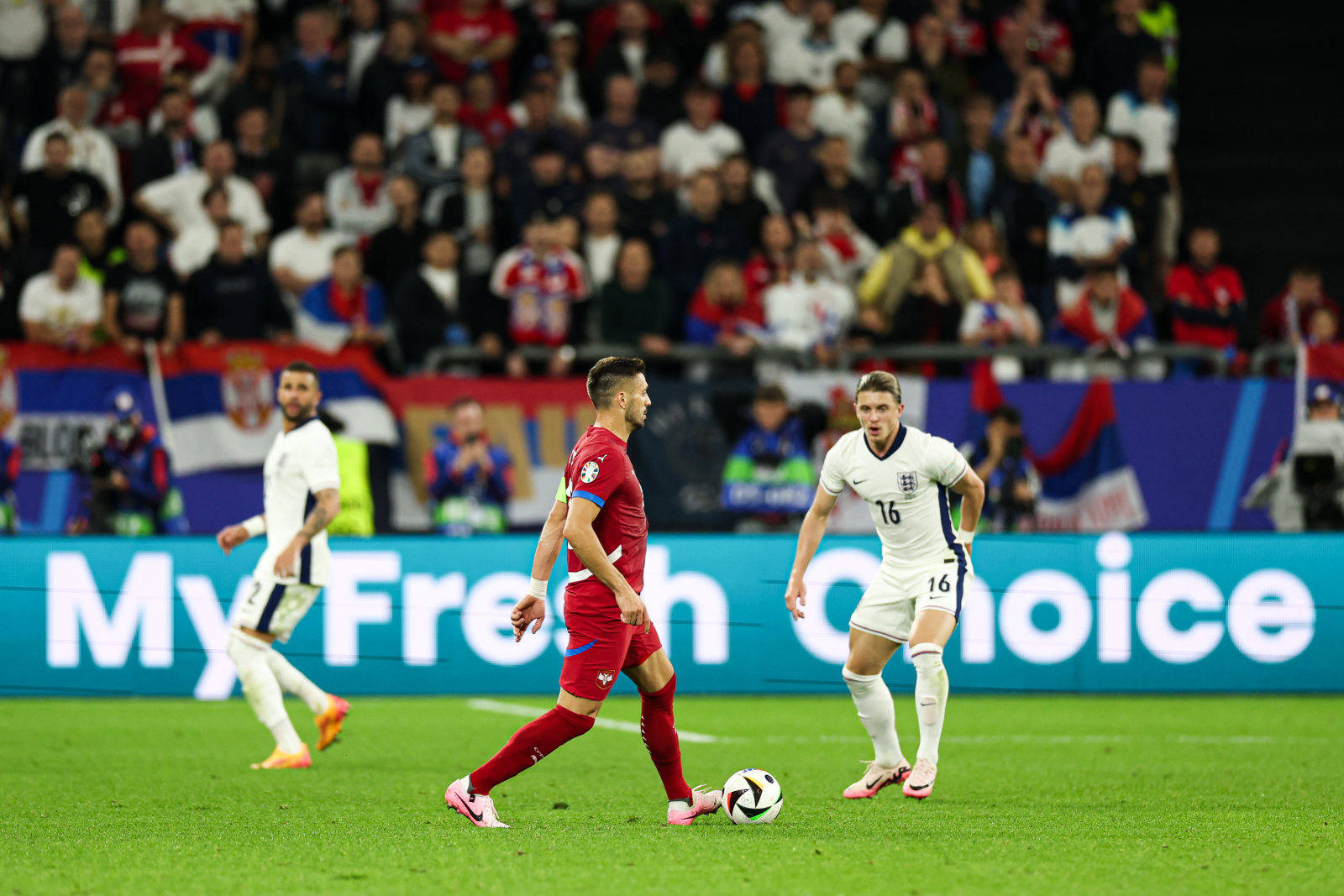 英格兰队斩获关键胜利，实力不容小觑