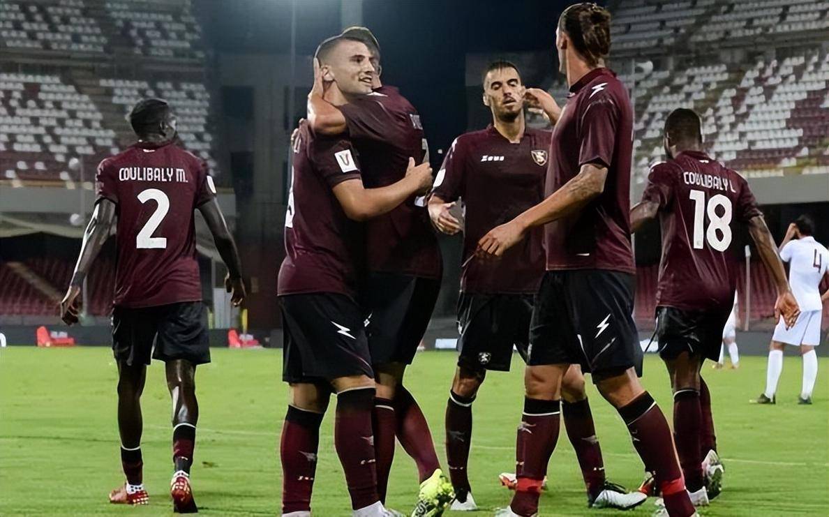 包含撒索洛足球俱乐部在比赛中展现出团队合作的词条