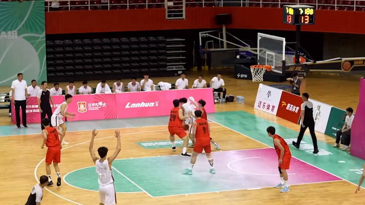 广东队在比赛中展现出色表现，占领榜首