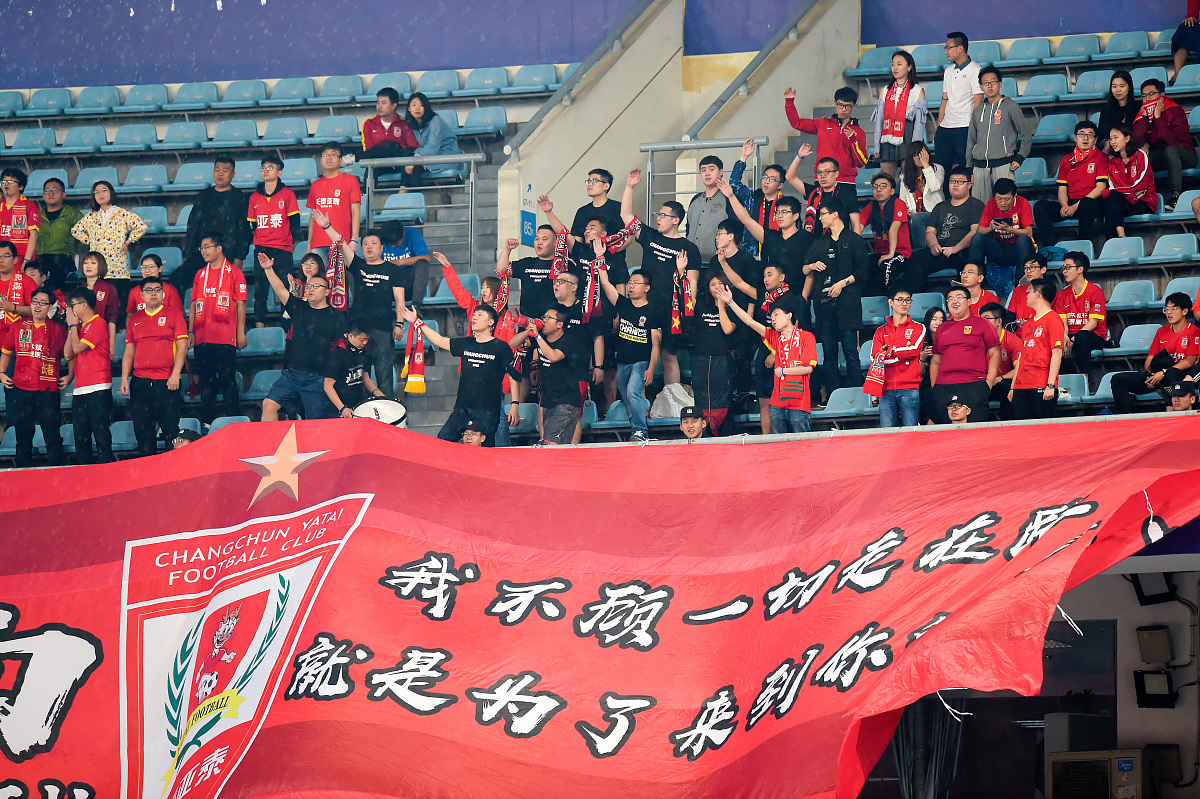 一场胜利的庆祝，球员与球迷同欢笑泪