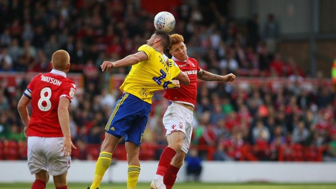 一场胜利的庆祝，球员与球迷同欢笑泪