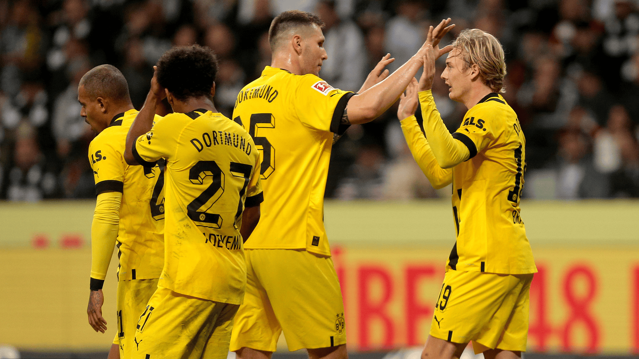 热那亚队在前几场比赛中连续击败对手，赢得赞誉的简单介绍