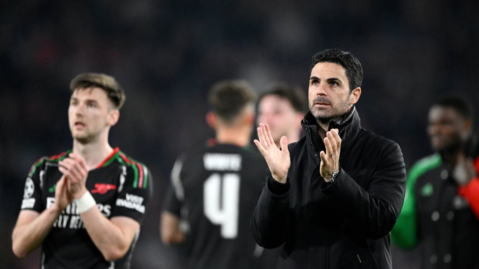 关于曼联憾平阿森纳,争冠形势依然激烈的信息 关于曼联憾平阿森纳,争冠形势依然激烈的信息