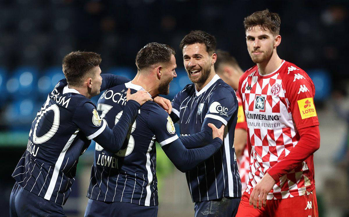 美因兹球队胜出获得观众狂热欢呼的简单介绍 美因兹球队胜出获得观众狂热欢呼的简单介绍