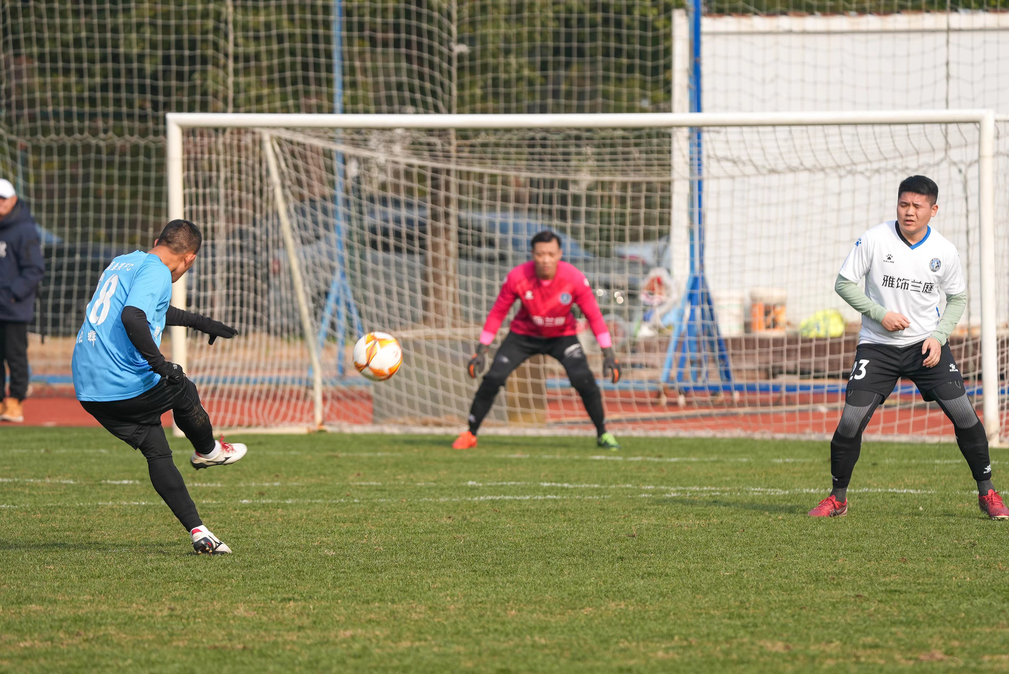 足球比赛精彩纷呈,球迷狂欢不止的简单介绍 足球比赛精彩纷呈,球迷狂欢不止的简单介绍