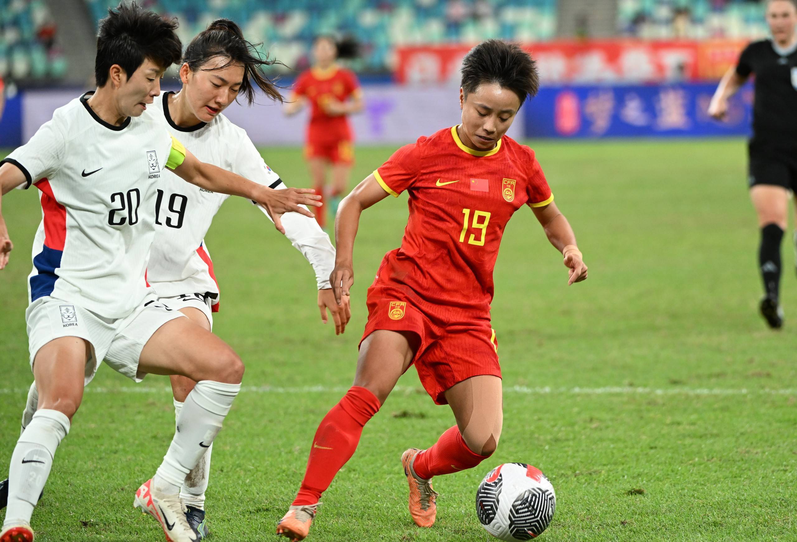 国际女足比赛场上,中国队表现出色 国际女足比赛场上,中国队表现出色