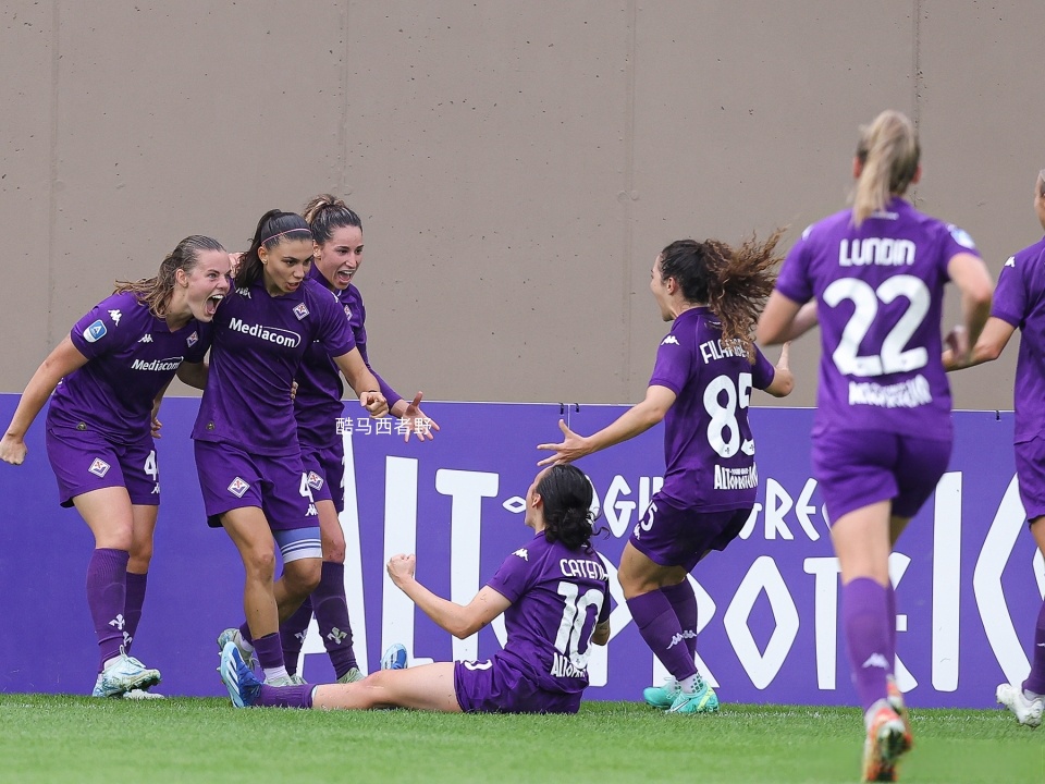 国际女足在比赛中全力争胜 国际女足在比赛中全力争胜