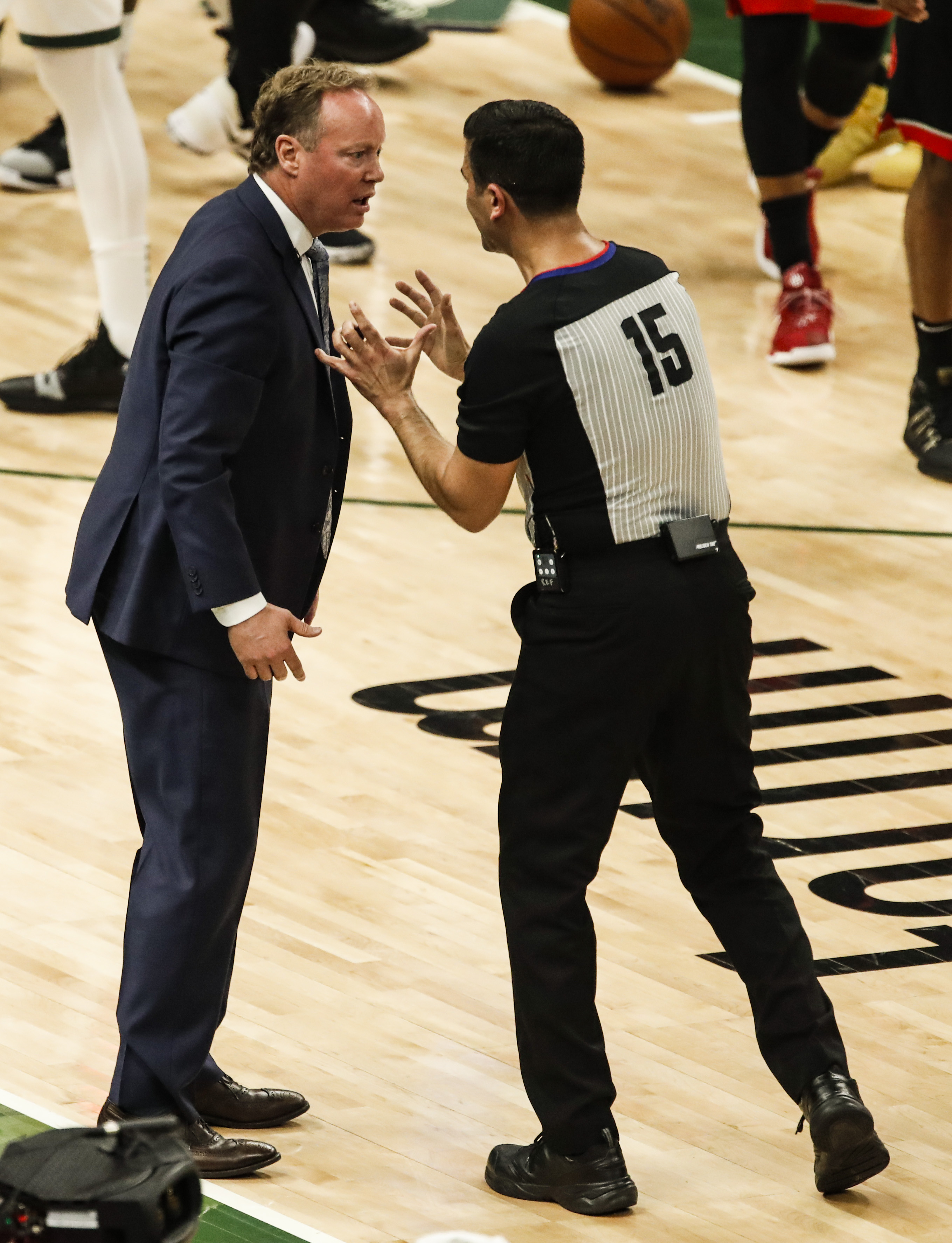 包含猛龙争霸东部决赛，力争打破连败魔咒的词条