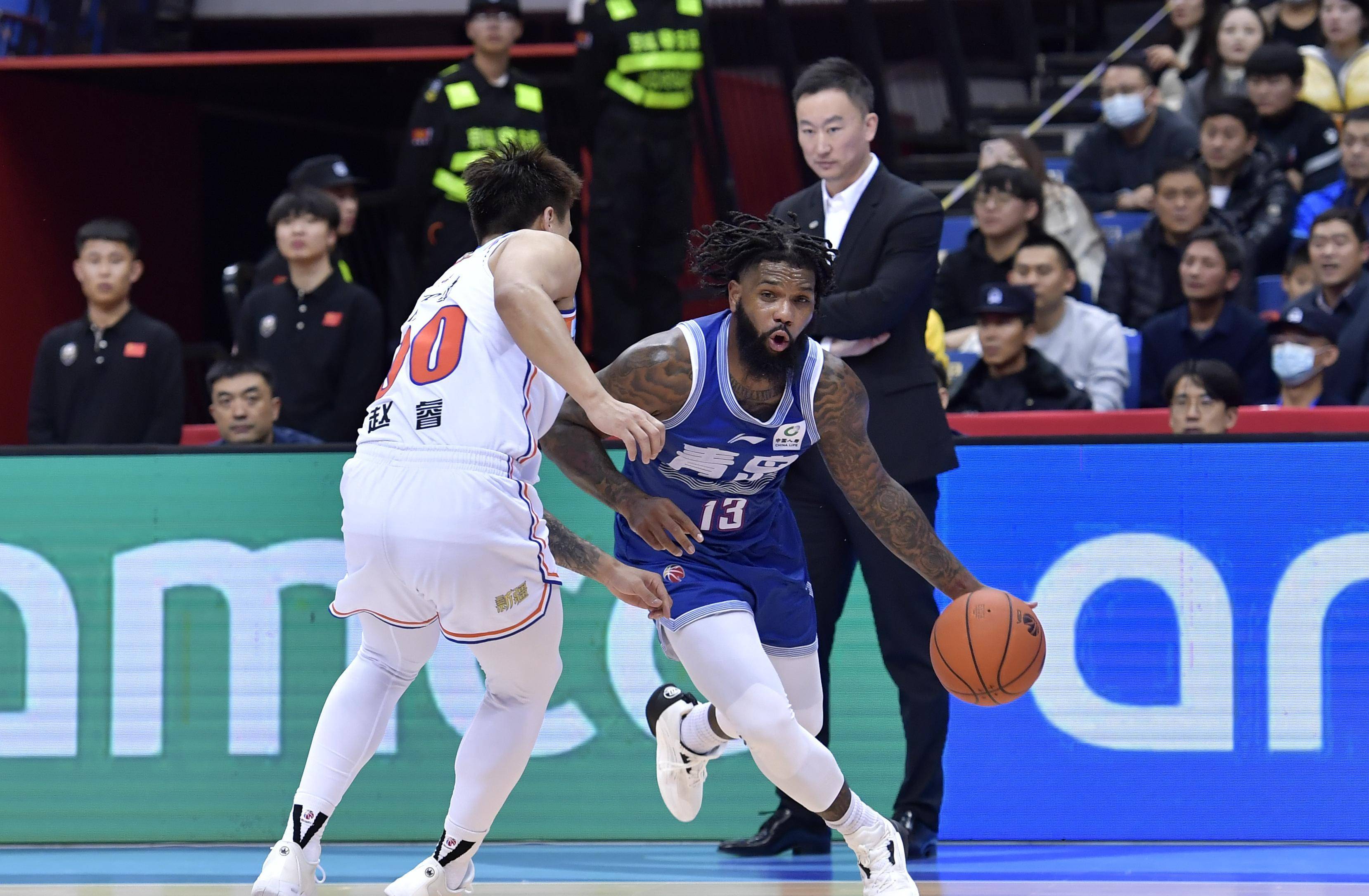 新疆男篮队员全面发力战胜海南队 新疆男篮队员全面发力战胜海南队