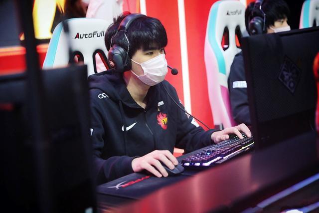 LGD翻盘HLE,Perkz单局斩获MVP全球总决赛3:1(深圳) LGD翻盘HLE,Perkz单局斩获MVP全球总决赛3:1(深圳)