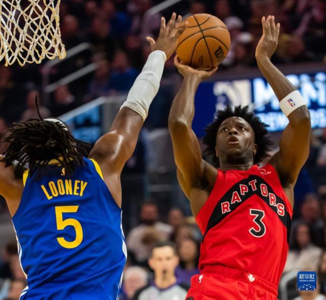 NBA常规赛季，勇士主场险胜猛龙