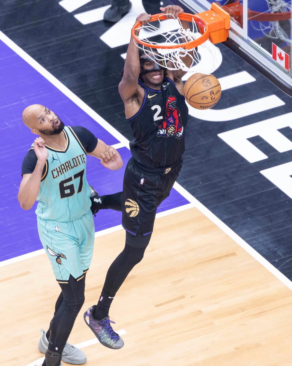 NBA常规赛季，勇士主场险胜猛龙