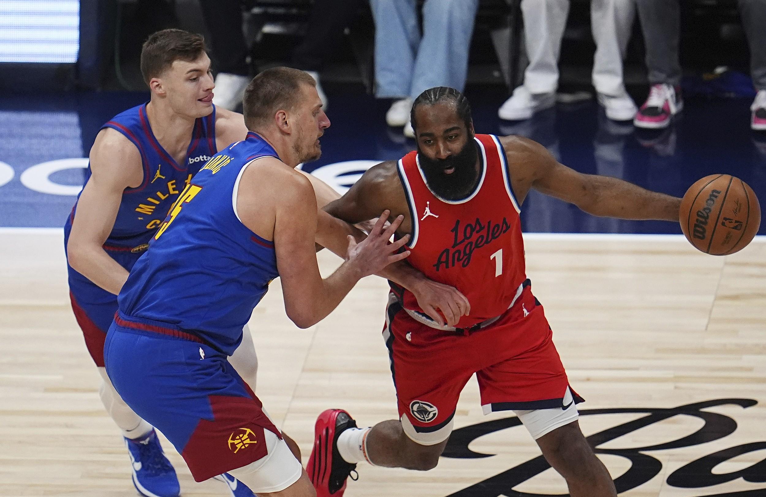 雄鹿主场击败掘金,保持不败之身 雄鹿主场击败掘金,保持不败之身