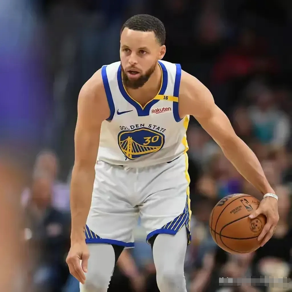 勇士客场击败尼克斯,库里表现抢眼 勇士客场击败尼克斯,库里表现抢眼