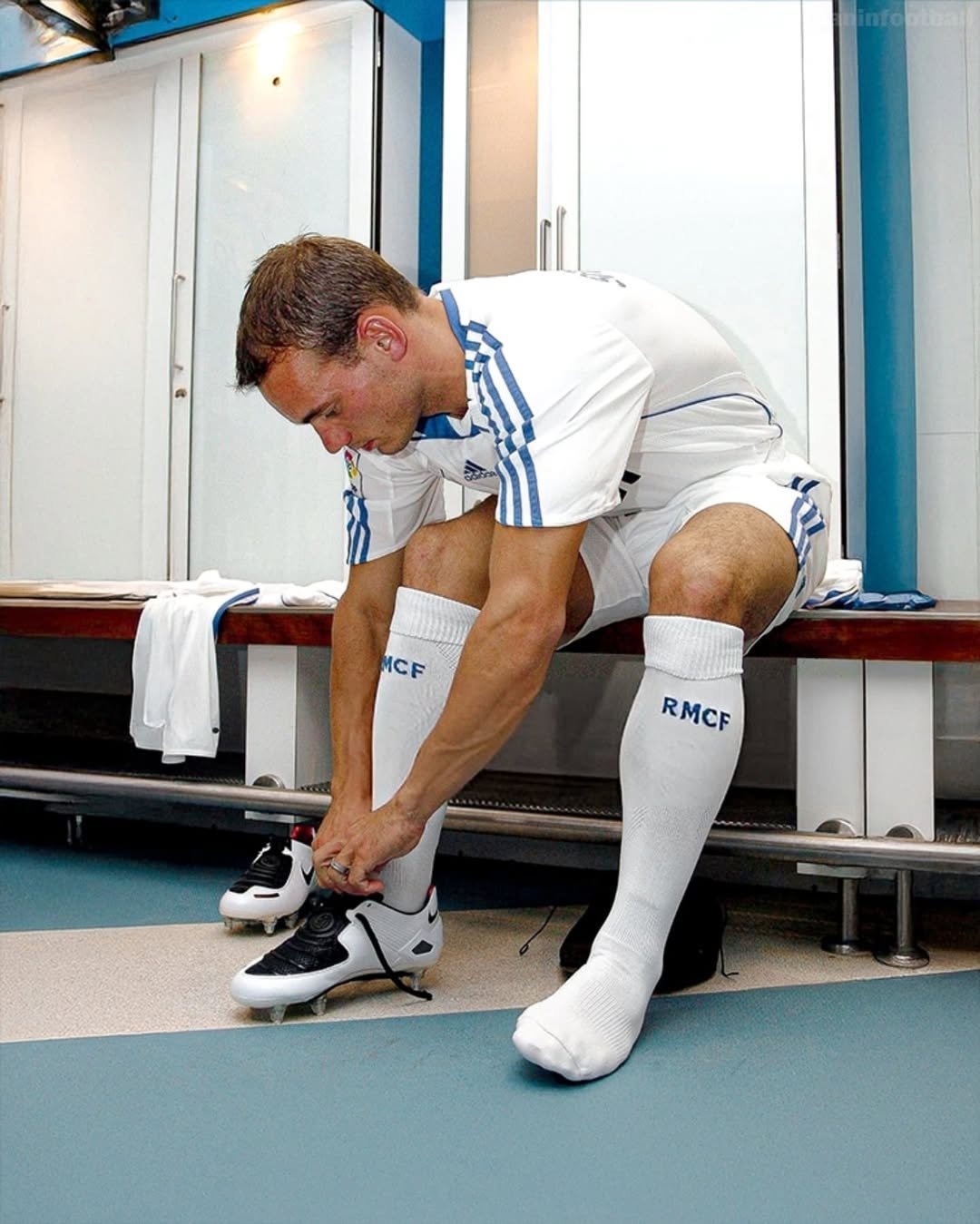 精英球员在绿茵场上展现出色表现