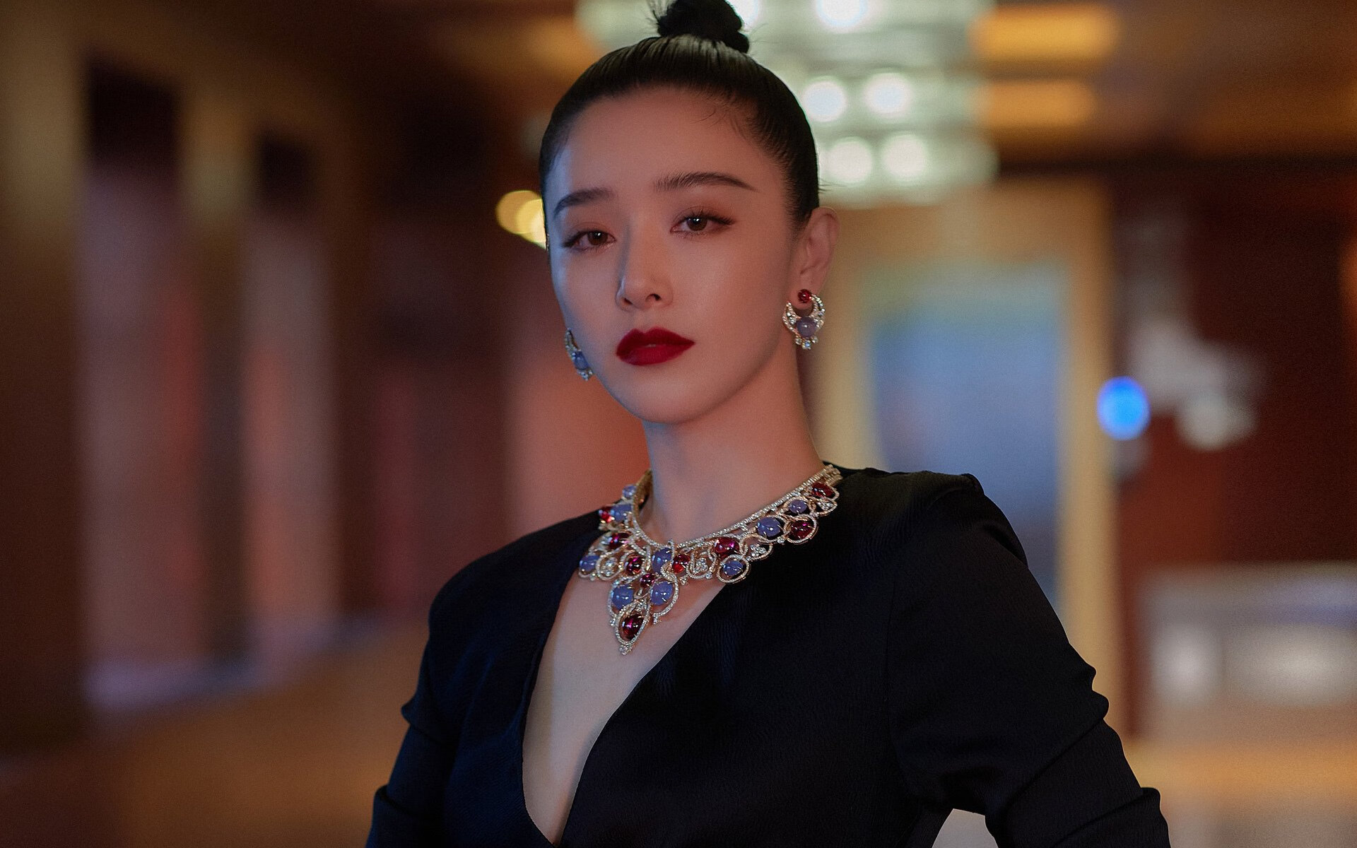 曼城对阵荷兰，巴斯托尼关键时刻的英勇站出来