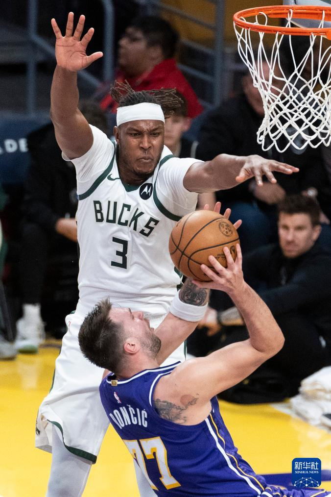 篮网对阵雄鹿，德罗赞进攻端无人可挡